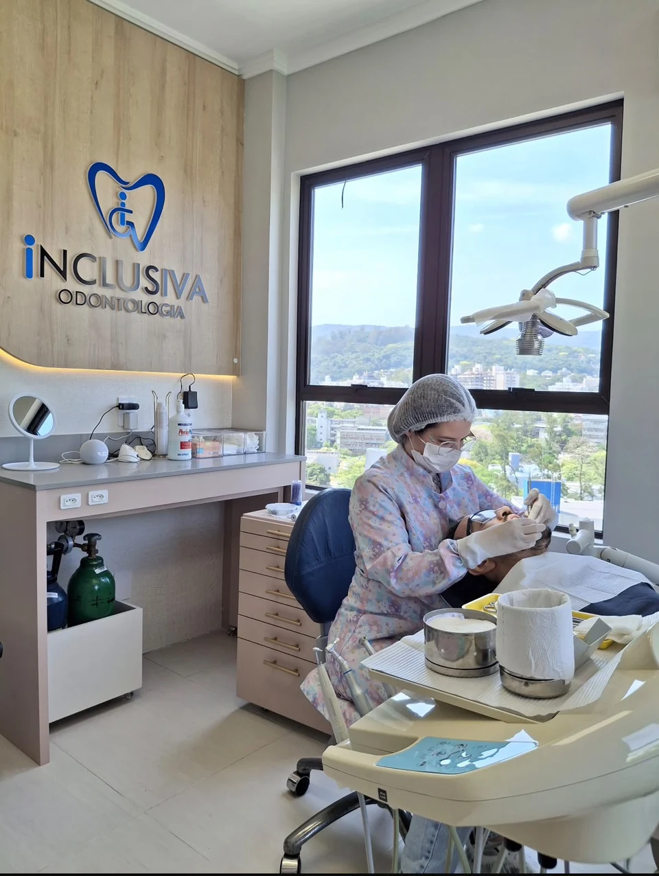 Dra. Aline realizando atendimento odontológico no consultório da Inclusiva
