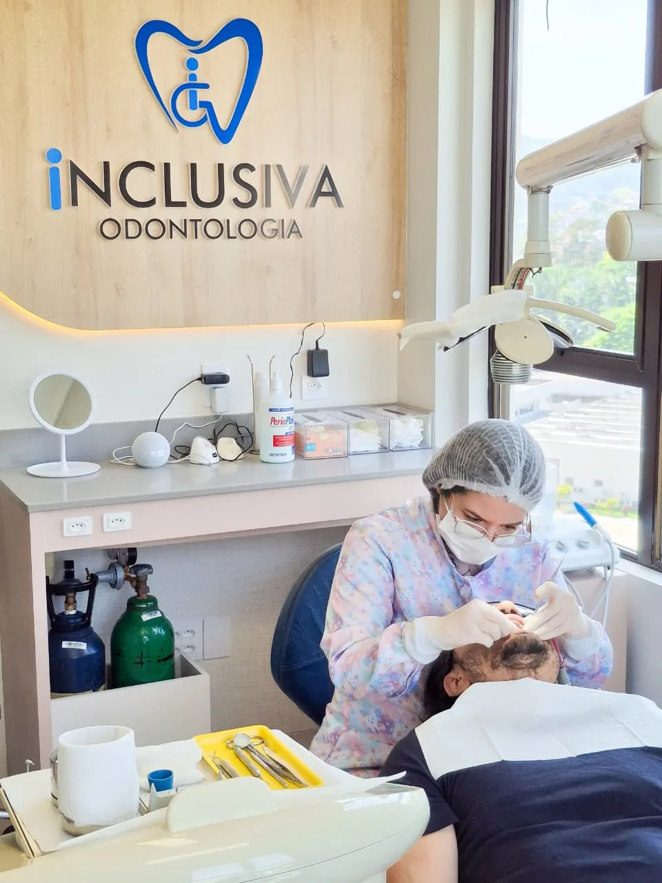 Dra. Aline realizando atendimento odontológico no consultório da Inclusiva